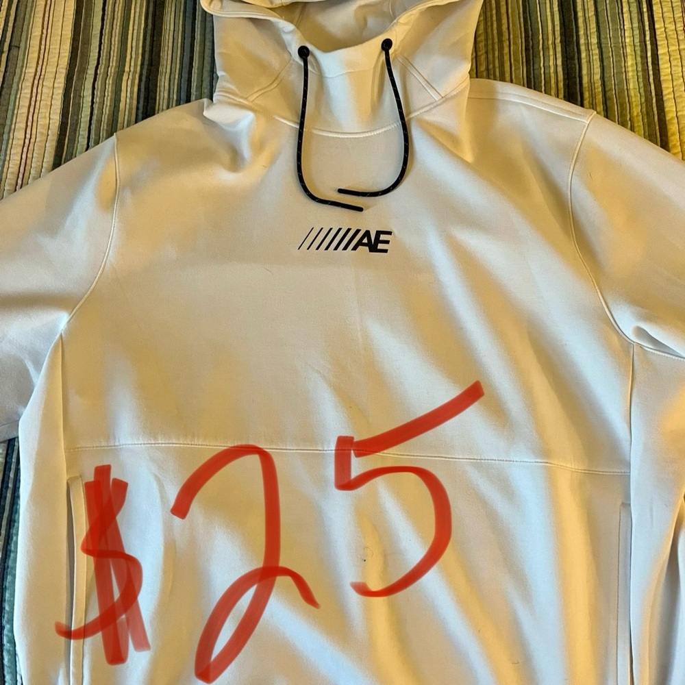 American Eagle Hoodie Men’s Size XL. NWOT and never worn. Smoke free home.